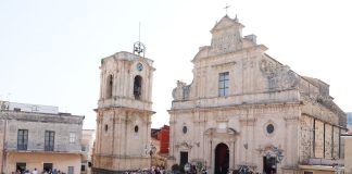 L’ultimo saluto a Pippo Baudo, commozione e un fiume di gente ai funerali a Militello / Video