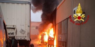 Incendio in un centro di smaltimento rifiuti a Cagliari, in fiamme cisterna di oli esausti