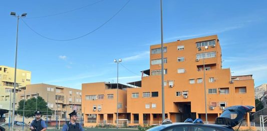 Palermo, vertice in Prefettura dopo gli spari contro la chiesa allo Zen: “Più pattuglie e controlli”