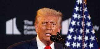 Guardian “Trump fa un passo indietro dalla mediazione Russia-Ucraina”. Il tycoon: “Per Kiev impossibile vincere senza contrattaccare”