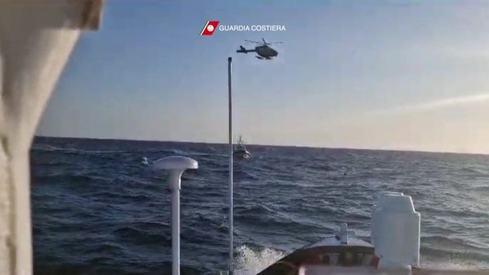 LAMPEDUSA - Le motovedette SAR della Guardia Costiera CP319 e CP324 hanno tratto in salvo 57 migranti