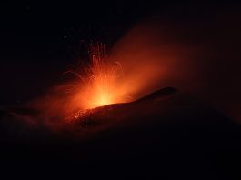 Etna, prosegue l’attività effusiva in tre bocche eruttive: a Catania stop ai voli fino alle 11 di mercoledì