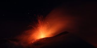 Si apre una nuova bocca effusiva nell’Etna, colata lavica a quota tremila metri