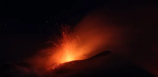 Etna, aperta una nuova bocca eruttiva nella Valle del Bove: a Catania stop ai voli in arrivo sino alle ore 19