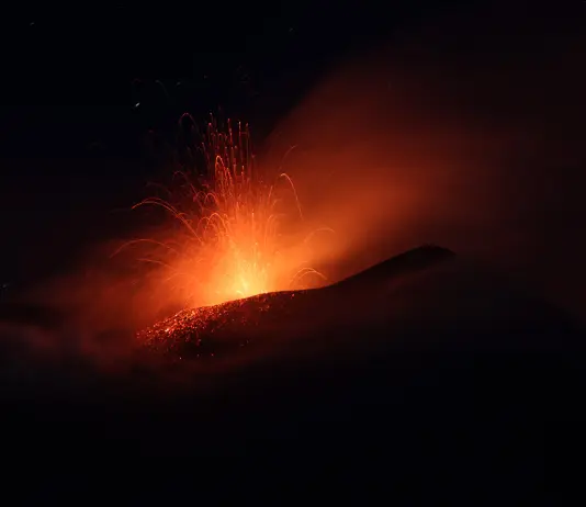 Etna, aperta una nuova bocca eruttiva nella Valle del Bove: a Catania stop ai voli in arrivo sino alle ore 19