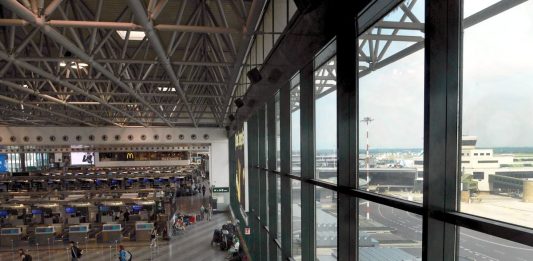 Principio d’incendio su un aereo in partenza a Milano Malpensa, passeggeri evacuati con gli scivoli