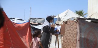 Bombe sulle tende degli sfollati a Gaza, quattro bambini uccisi in un attacco israeliano