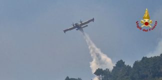 Proseguono le operazioni di spegnimento dell’incendio sul Vesuvio, oltre 600 lanci effettuati dai Canadair