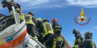 Sull’A1 un tir salta la corsia e finisce contro un caravan, tre morti e 18 feriti