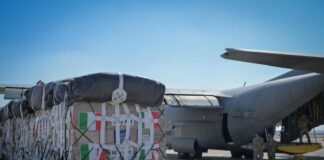 L’Italia collabora al lancio aereo di aiuti umanitari a Gaza. Crosetto “Al lavoro per il cessate il fuoco”