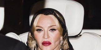 Per Madonna 67esimo compleanno a Siena con un bacio ai fan