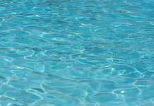 Risucchiata dal bocchettone della piscina, bimba salvata nel Trevigiano