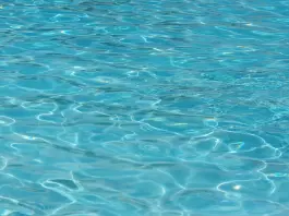 Risucchiata dal bocchettone della piscina, bimba salvata nel Trevigiano