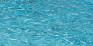 Risucchiata dal bocchettone della piscina, bimba salvata nel Trevigiano