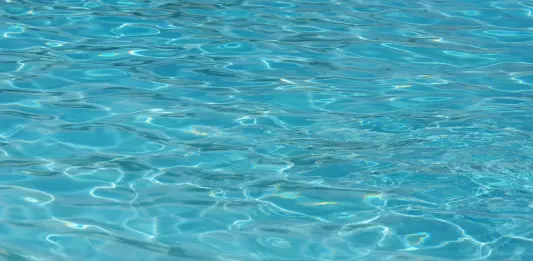 Risucchiata dal bocchettone della piscina, bimba salvata nel Trevigiano