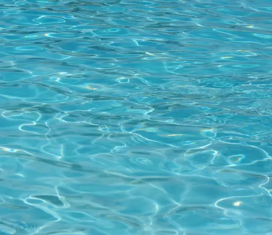 Risucchiata dal bocchettone della piscina, bimba salvata nel Trevigiano