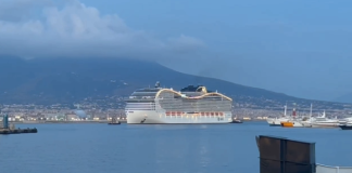 La nave MSC in avaria con 8.500 persone a bordo approda a Napoli, parlano i passeggeri / Video