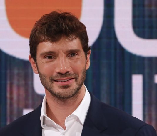 Sanremo 2027, De Martino “24 artisti in gara, nella serata di venerdì si sceglie chi andrà all’Eurovision”