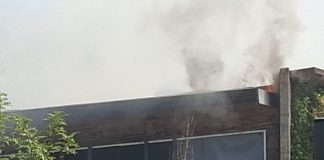 Incendio al teatro Viper di Firenze, in corso le operazioni di spegnimento da parte dei Vigili del Fuoco