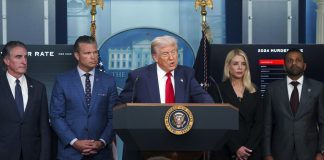 Trump “Zelensky non sarà all’incontro con Putin”, poi confonde l’Alaska con la Russia