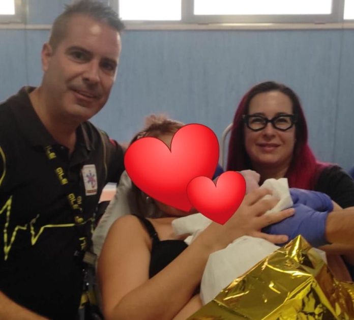 Donna partorisce in ambulanza