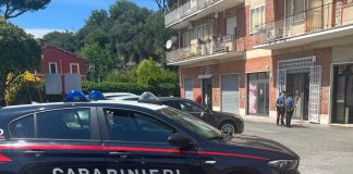 Un uomo in provincia di Roma ruba in un supermercato, aggredisce il direttore e fugge: arrestato