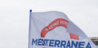 La nave Mediterranea fa sbarcare 10 migranti a Trapani: “Gli esseri umani non siano trattati come merce”