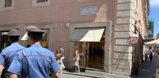 Shopping con una carta rubata in via del Corso, arrestata una donna cilena