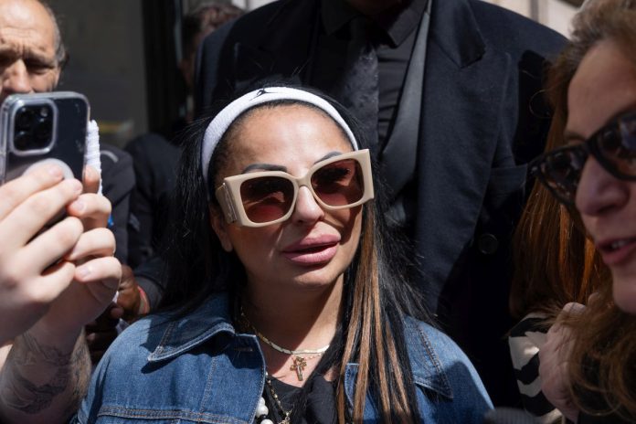 Roma, La tiktoker Rita De Crescenzo partecipa alla manifestazione del M5s contro il riarmo europeo