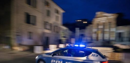 Prato, difende la collega e viene accoltellato: 23enne in gravi condizioni. Due fermati