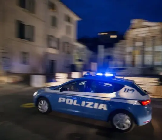 Prato, difende la collega e viene accoltellato: 23enne in gravi condizioni. Due fermati