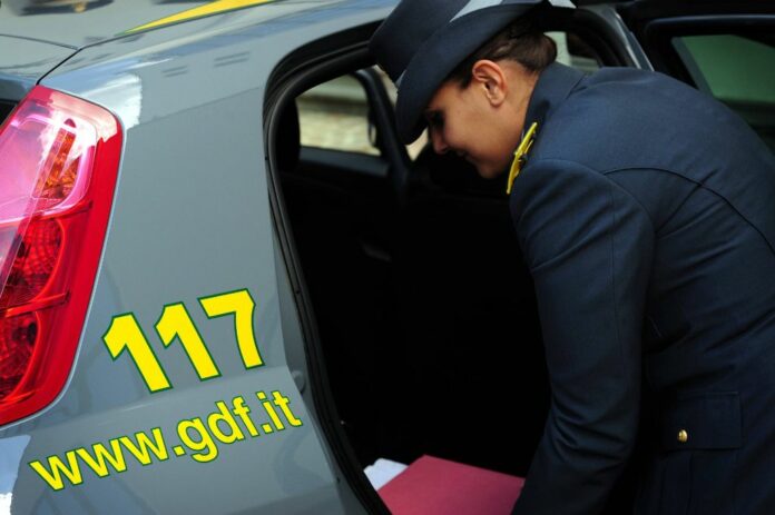 COSENZA - FOTO DI GUARDIA DI FINANZA, AUTO GAZZELLA DEI FINANZIERI
