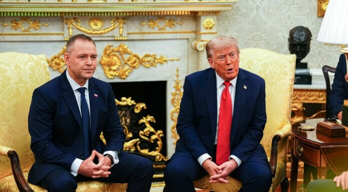 Trump accoglie il presidente polacco Nawrocki “Deluso da Putin”