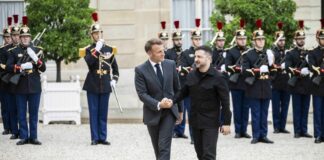 Macron con Zelensky “Europei pronti a fornire garanzie di sicurezza”