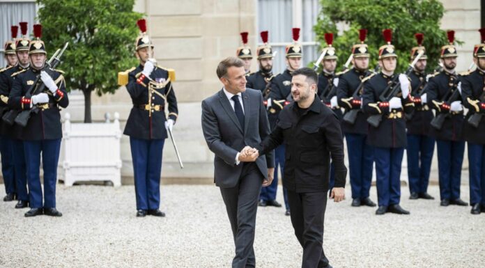 Macron con Zelensky “Europei pronti a fornire garanzie di sicurezza”