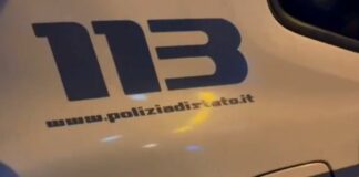Napoli, marito la ferisce con un coltello ma lei reagisce e lo uccide