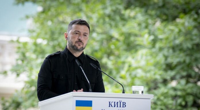 Zelensky “Putin trasforma diplomazia in farsa, sanzioni subito”