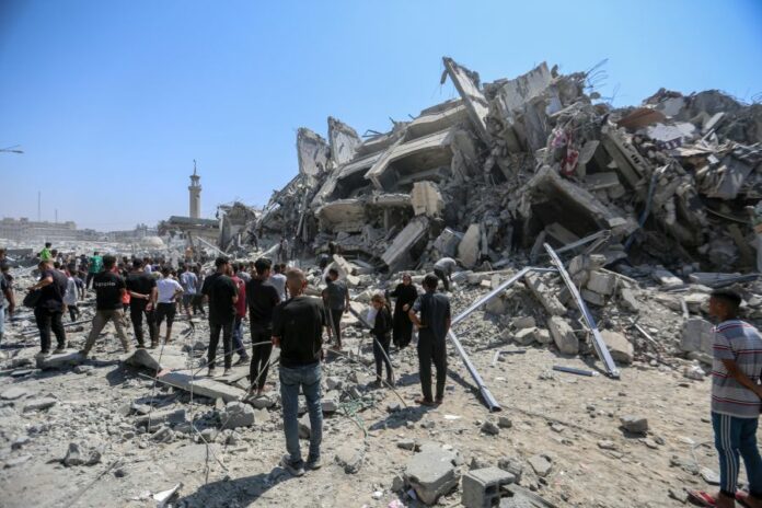 Conflitto israelo-palestinese: Gaza City, una bomba israeliana distrugge un palazzo: