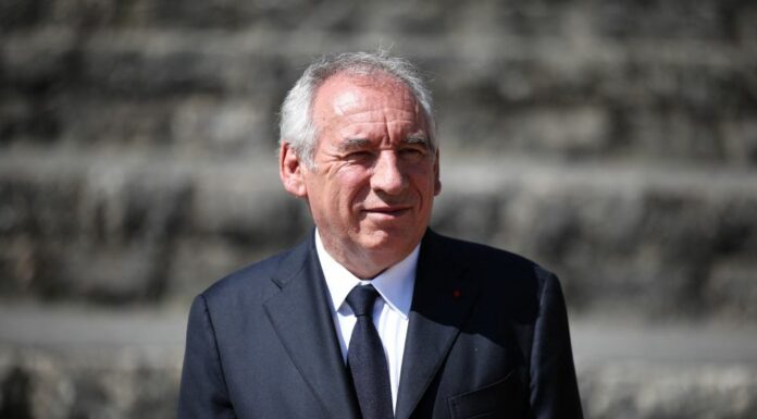 Francia: Bayrou “Urgente una riduzione del debito, questione storica”
