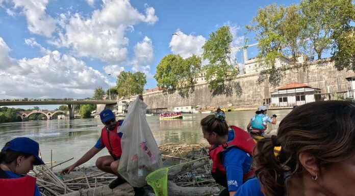 “Arca Blue Leaders”, rimossi 100 kg di rifiuti galleggianti sul Tevere