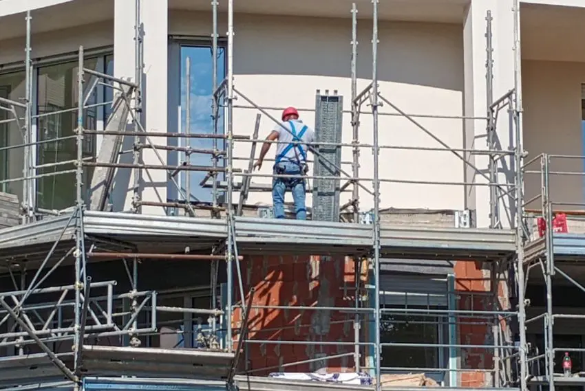 geronimo it spacciatore-tenta-la-fuga-dalla-finestra-durante-una-perquisizione-ma-viene-bloccato-e-arrestato-dalla-polizia-locale-A65228 013