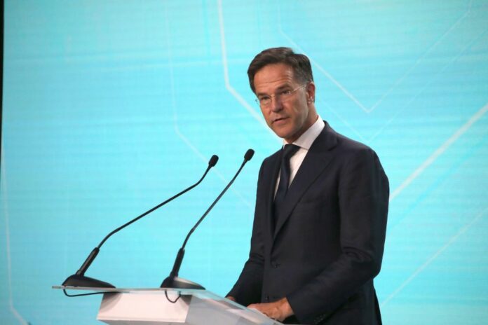 Kiev, il presidente Zelensky e il Segretario Generale della NATO Mark Rutte partecipano all'8° Forum Internazionale dei Veterani