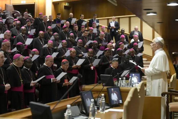 Roma, Papa Leone XIV incontra i nuovi vescovi, compresi quelli provenienti dai Paesi di missione, nella nuova aula del Sinodo Vaticano