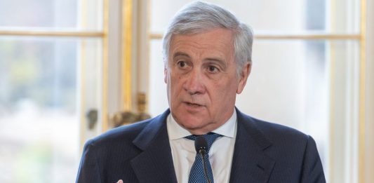 Iran, Tajani “In contatto costante con le sedi diplomatiche italiane in Medio Oriente”. Partito dall’Oman un volo charter con 127 italiani