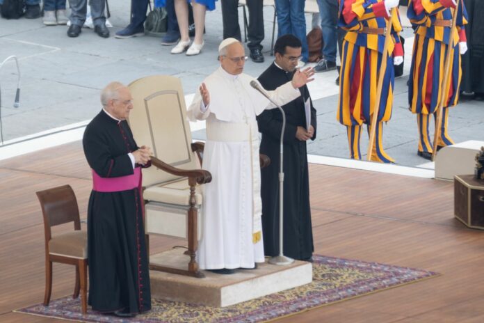 Papa Leone XIV durante la prima udienza generale a Piazza San Pietro a Roma