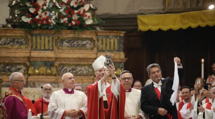 A Napoli si ripete il miracolo di San Gennaro, il sangue si è sciolto