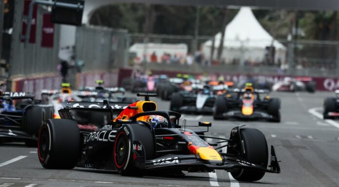 Verstappen trionfa in Azerbaijan, out il leader Piastri