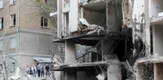 Ucraina, attacco russo nella notte, almeno quattro morti. Allarme in Polonia