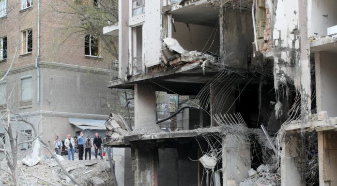 Ucraina, attacco russo nella notte, almeno quattro morti. Allarme in Polonia