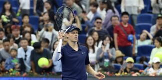 Jannik Sinner batte Tien in due set e trionfa a Pechino, è il terzo titolo del 2025: “Ma non paragonatemi a Nadal o Djokovic”